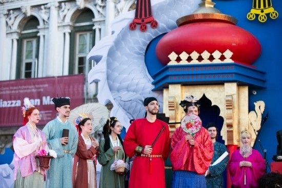  2024年2月13日，在意大利威尼斯，志愿者身著漢服進(jìn)行表演。新華社記者 李京 攝