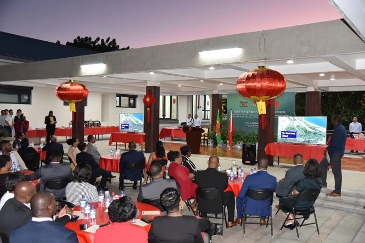 當(dāng)?shù)貢r間3月13日，慶祝中國與多米尼克建交20周年招待會在中國駐多大使館舉行。中國駐多米尼克大使館供圖