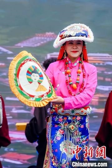 圖為身著民族服飾的演員們展示果洛特色產(chǎn)品。 果洛州文體旅游廣電局 供圖