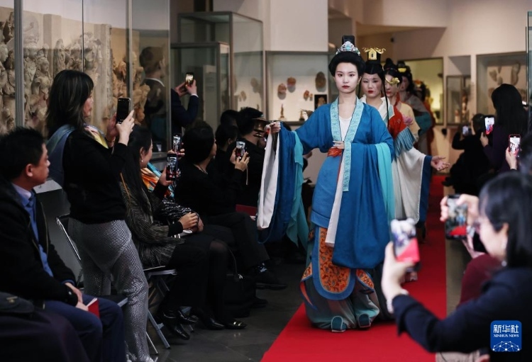 3月13日，在位于法國巴黎的吉美國立亞洲藝術(shù)博物館，模特展示敦煌復(fù)原服飾。新華社記者 高靜 攝