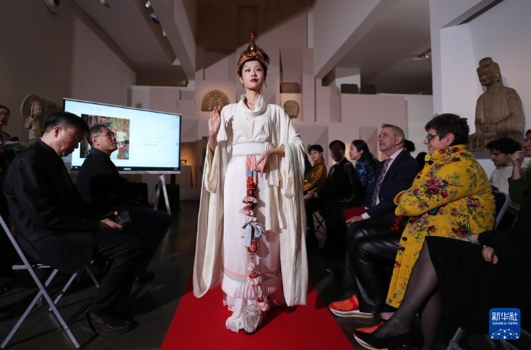 3月13日，在位于法國巴黎的吉美國立亞洲藝術(shù)博物館，模特展示敦煌復(fù)原服飾。新華社記者 高靜 攝