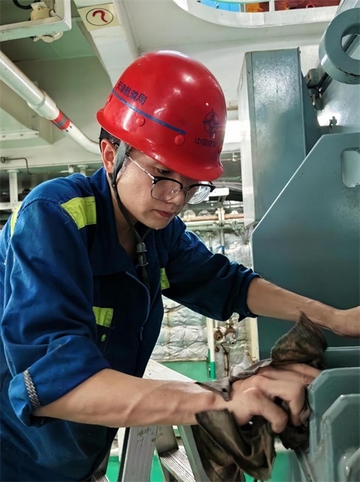 “天鯤號(hào)”工作人員正在對(duì)設(shè)備進(jìn)行清潔維護(hù)?！疤祧H號(hào)”供圖