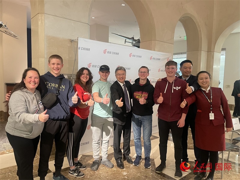 師生們出發(fā)前與國航工作人員合影留念。人民網記者 鄧圩攝