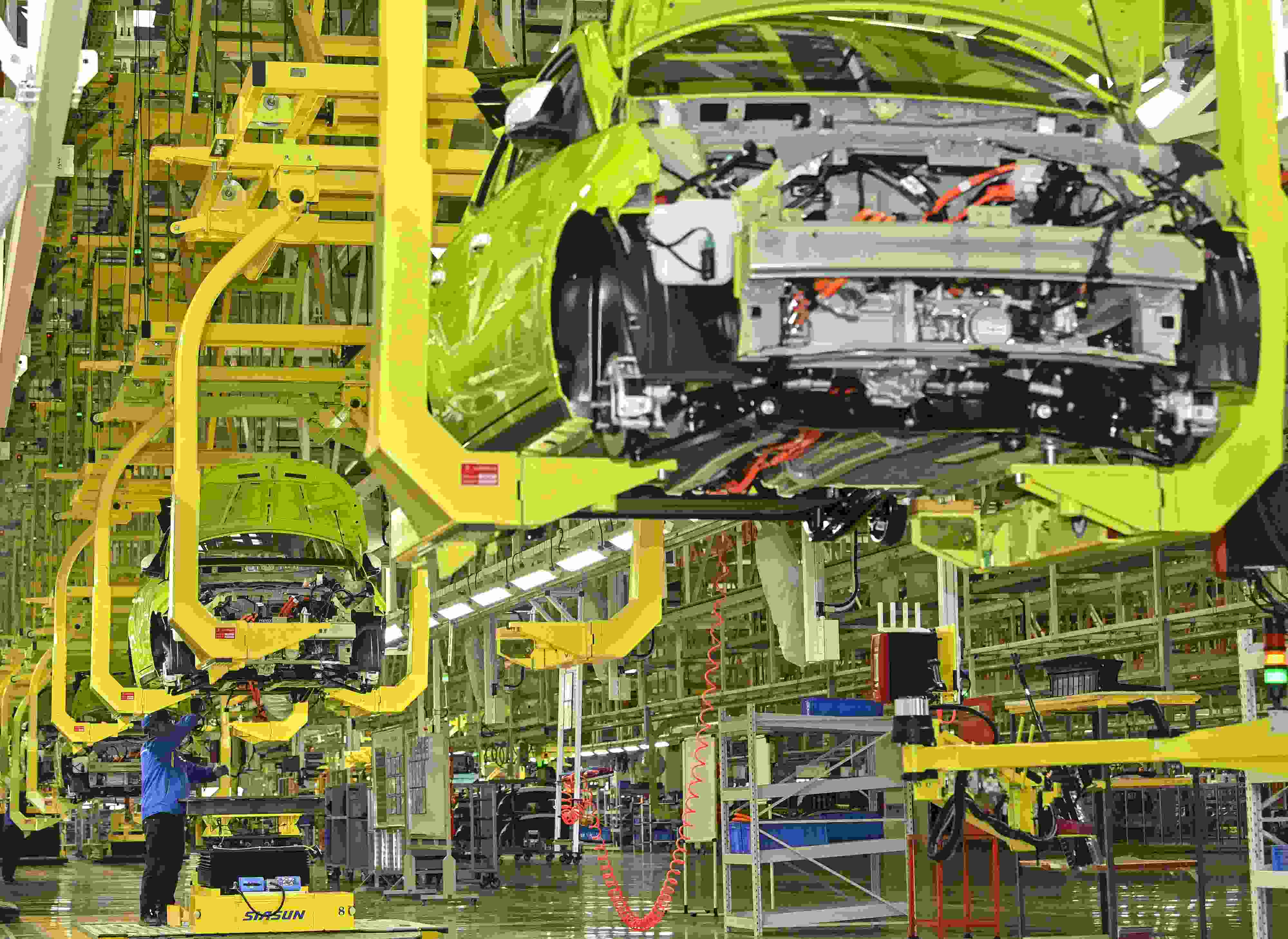 △ 2024年2月27日，一家新能源汽車公司的總裝車間生產(chǎn)線上，工人正在加緊生產(chǎn)趕訂單。