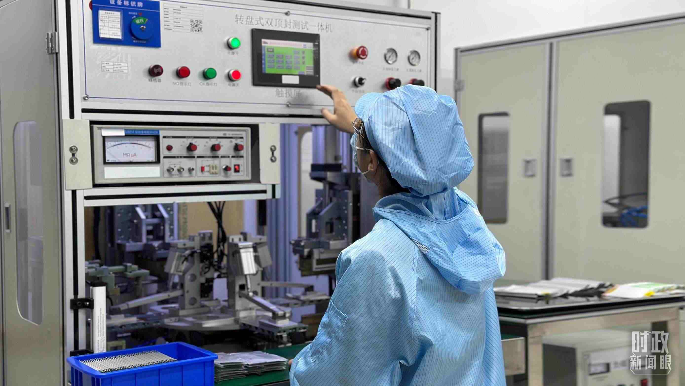 △企業(yè)電池技術(shù)中心內(nèi)，員工正在進行電池封裝。（總臺央視記者盧心雨拍攝）