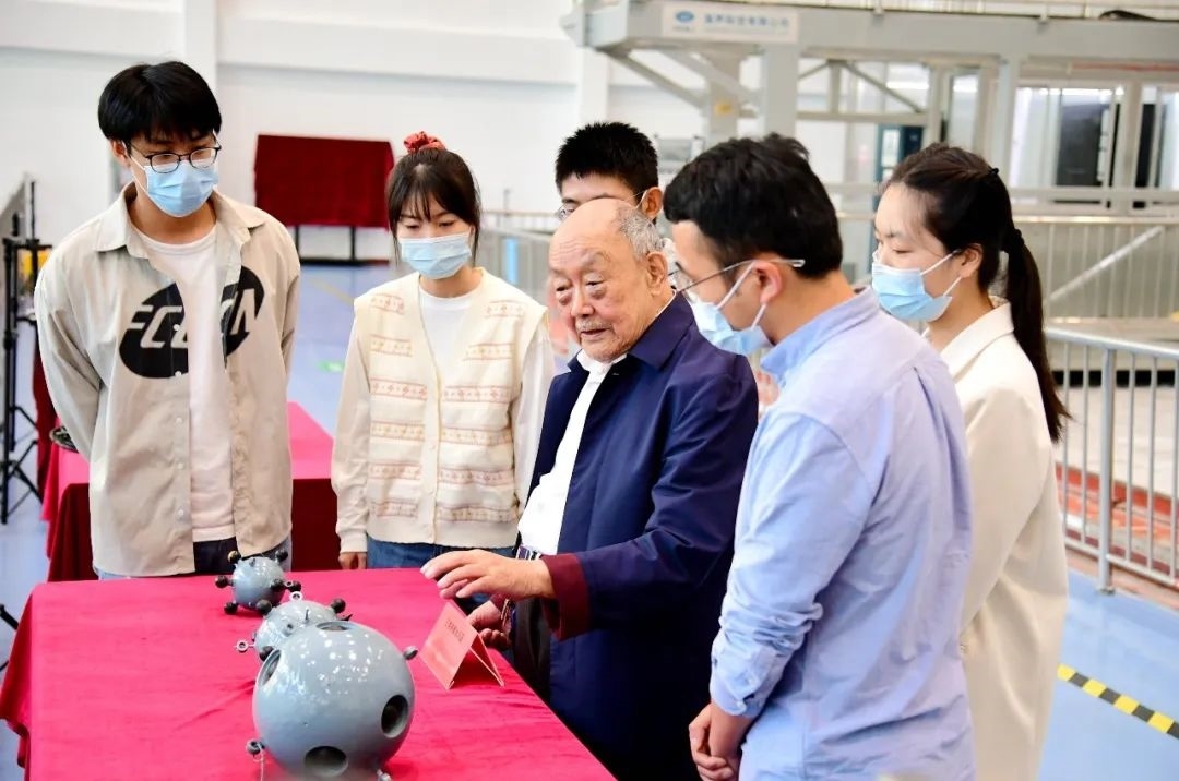 楊士莪院士在實驗室指導(dǎo)學(xué)生。哈爾濱工程大學(xué)供圖