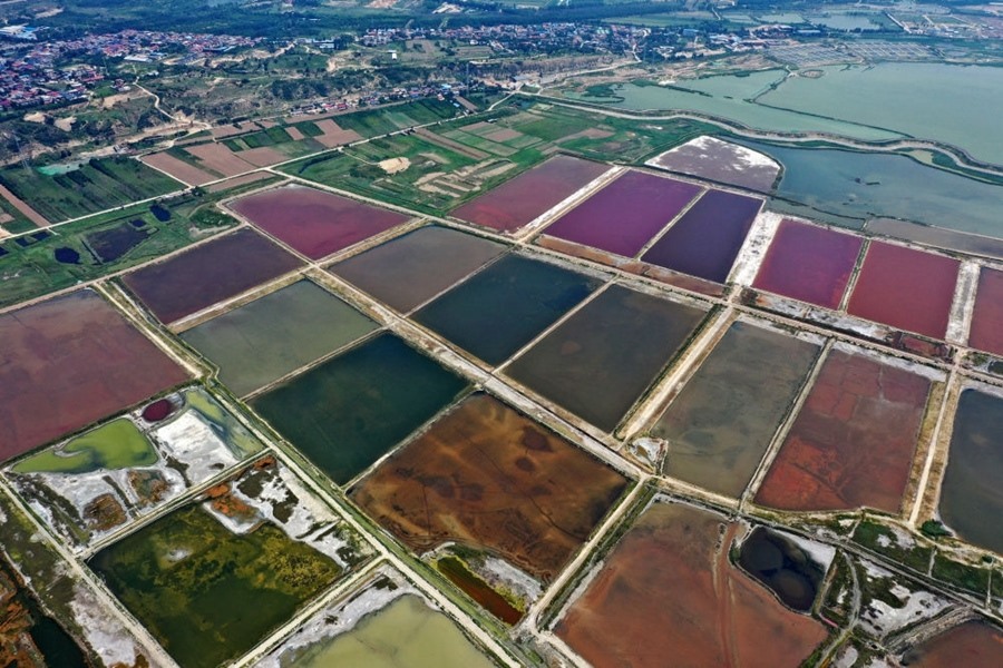 這是2023年7月11日拍攝的山西運(yùn)城鹽湖一角（無人機(jī)照片）。按照“生態(tài)優(yōu)先、保護(hù)為主、適度開發(fā)”的原則，2020年9月，運(yùn)城市全面停止鹽湖范圍內(nèi)的工業(yè)生產(chǎn)活動(dòng)。近年來，千年鹽湖正在向生態(tài)保護(hù)、風(fēng)貌重塑、產(chǎn)業(yè)轉(zhuǎn)型、全域旅游的“綠色發(fā)展”轉(zhuǎn)變。