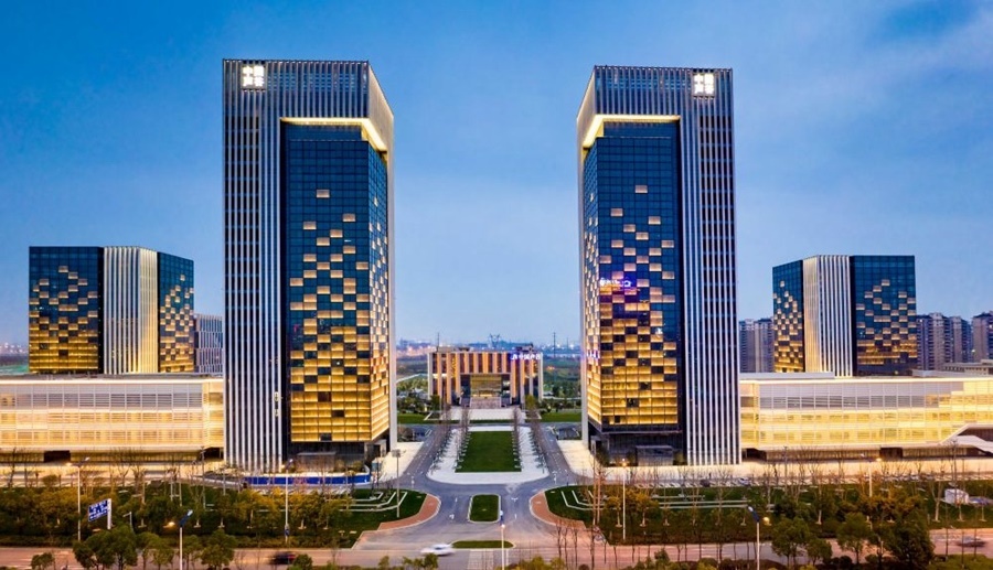 這是2019年3月13日拍攝的位于安徽合肥的中國聲谷產(chǎn)業(yè)園（無人機(jī)照片）。截至2024年，中國聲谷入駐企業(yè)超過2000戶，年產(chǎn)值超過2000億元，形成以智能語音及人工智能產(chǎn)業(yè)為核心的新一代信息技術(shù)產(chǎn)業(yè)集群。