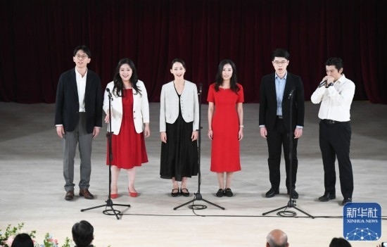 3月21日，國家開發(fā)銀行阿卡貝拉合唱團在音樂會上演出。新華社記者 任超 攝