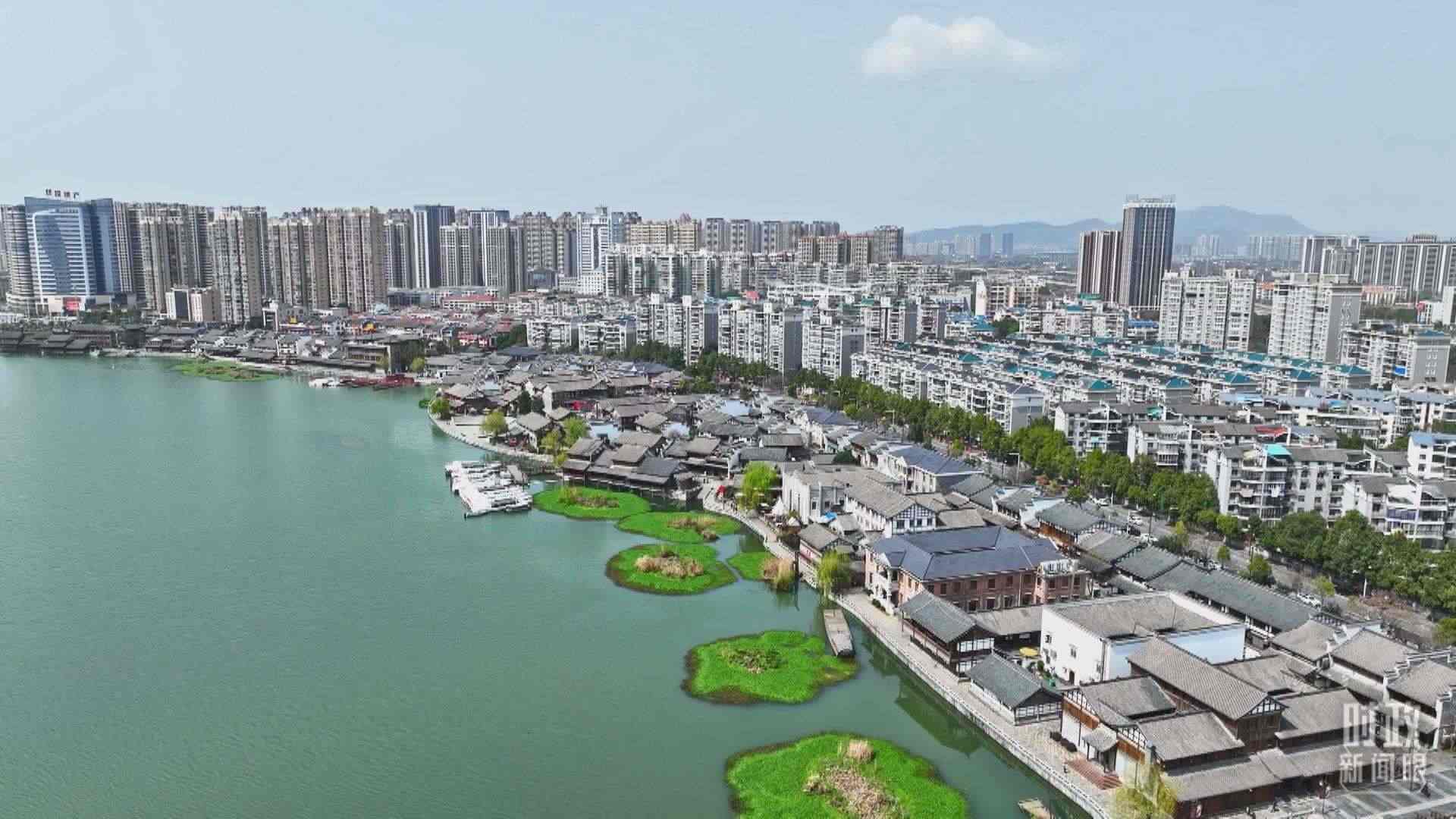 △沅江江畔，常德河街與現(xiàn)代建筑交相輝映。（總臺央視記者范凱拍攝）