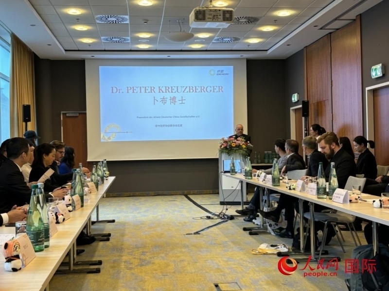 在成都文化旅游（柏林）推介座談會上，德中友好協(xié)會聯(lián)合會主席卜布致辭。人民網(wǎng)記者張慧中攝