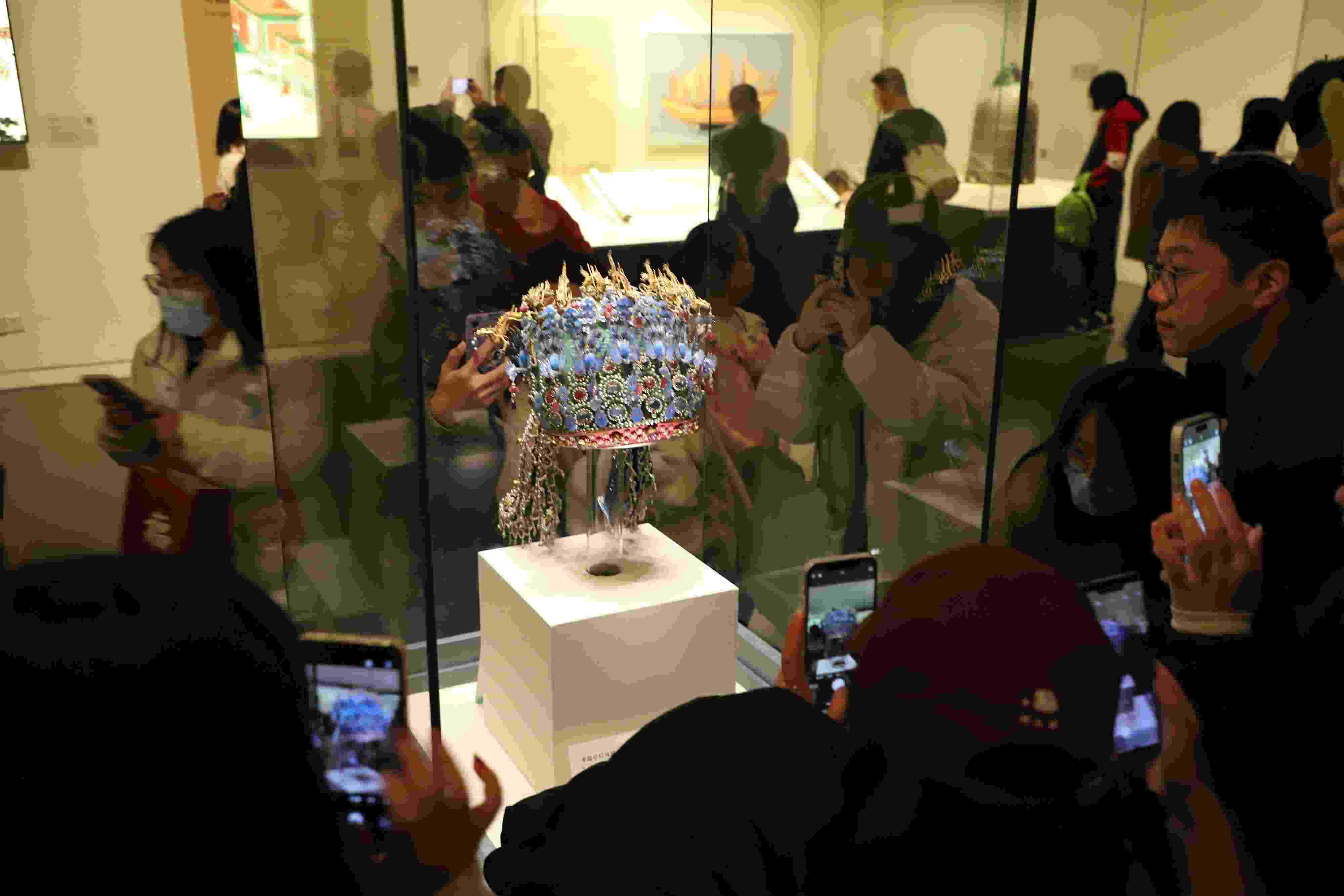 △ 2024年3月9日，北京，中國(guó)國(guó)家博物館，來(lái)自天南海北的游客在參觀藏品。