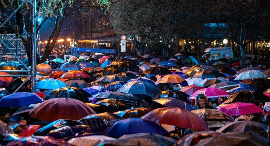 3月24日，在塞爾維亞南部城市普羅庫普列，人們參加北約轟炸南聯(lián)盟遇難者悼念儀式。新華社發(fā)（王韡攝）