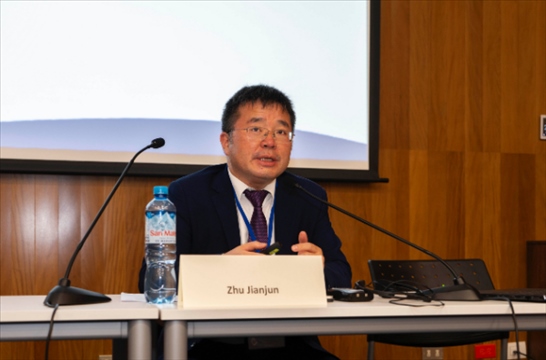 上海外國語大學(xué)國際文化交流學(xué)院副院長朱建軍做專題講座。（秘魯天主教大學(xué)孔子學(xué)院供圖）