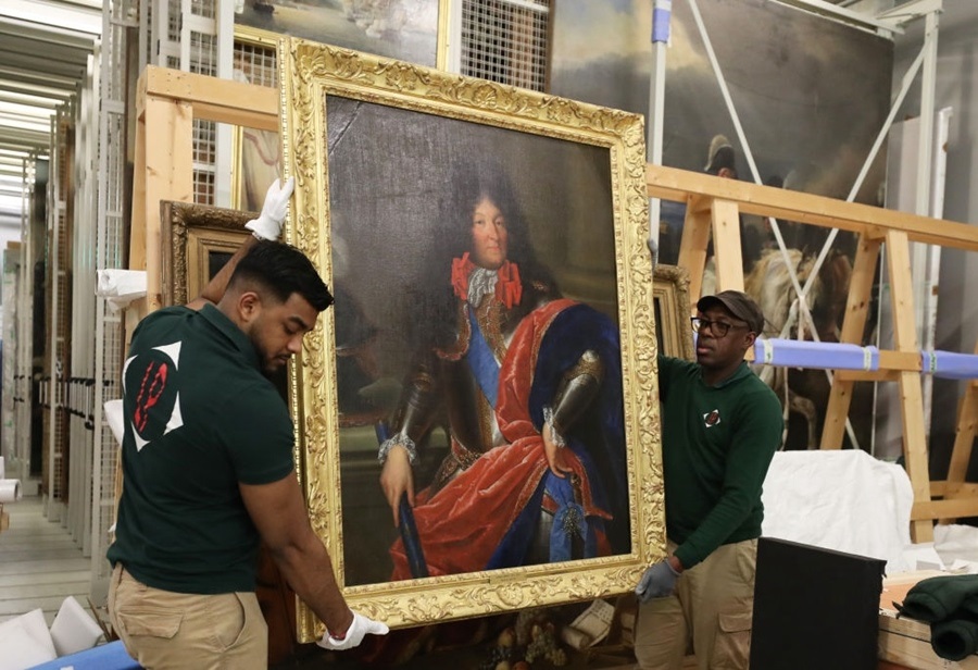  2024年3月11日，在法國(guó)巴黎近郊的凡爾賽宮，工作人員準(zhǔn)備打包油畫《路易十四戎裝像》。在2024年中法建交60周年暨中法文化旅游年之際，凡爾賽宮和故宮博物院將于4月至6月在故宮共同舉辦“凡爾賽宮與紫禁城”展覽。凡爾賽宮工作人員將70余件法方展品打包裝箱，計(jì)劃在不久之后將其運(yùn)往北京。新華社記者 高靜 攝