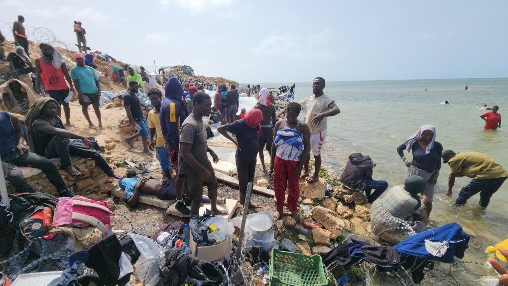 2023年7月26日，在突尼斯與利比亞邊境的艾季迪爾角，眾多移民滯留在地中海海岸邊。新華社發(fā)（哈姆扎·圖爾基亞攝）