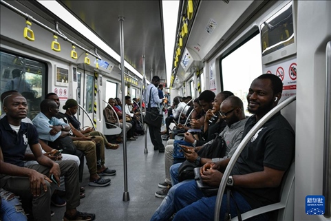 2月28日，在尼日利亞拉各斯，人們乘坐輕軌藍(lán)線列車。新華社記者 韓旭 攝