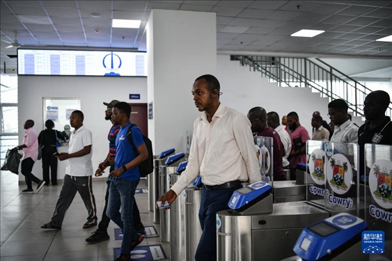 2月28日，在尼日利亞拉各斯，人們在輕軌藍(lán)線碼頭站刷卡出站。新華社記者 韓旭 攝