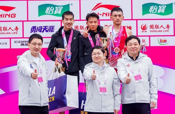 無錫市人民政府副秘書長顧文龍，無錫市體育局黨組書記、副局長楊宇華，海瀾集團黨委副書記、副總裁江南共同為全國馬拉松錦標(biāo)賽（第一站）男子組前3名頒獎。受訪者供圖