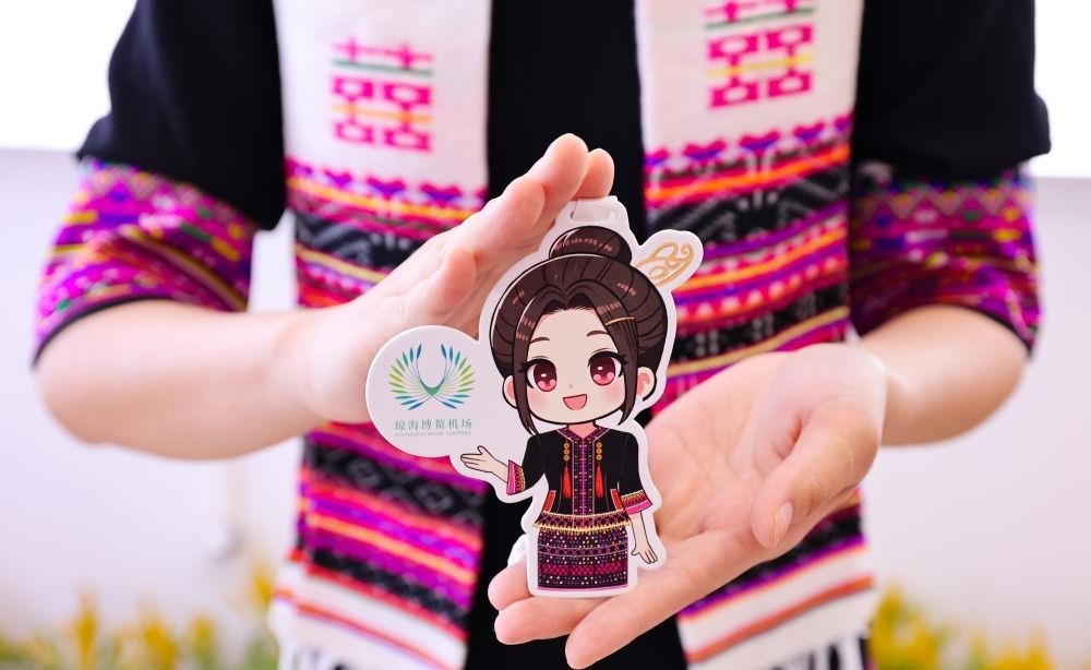 △2024年3月22日，博鰲機(jī)場工作人員展示“博鰲香”香氛卡片。