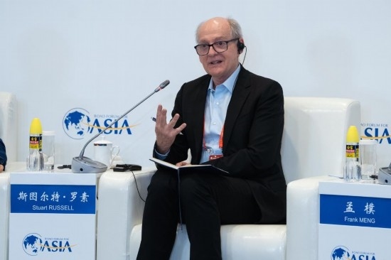 3月27日，《人工智能：現(xiàn)代方法》作者、加州大學(xué)伯克利分校計(jì)算機(jī)科學(xué)系教授斯圖爾特·羅素在分論壇上發(fā)言。新華社記者 曹夢(mèng)瑤 攝