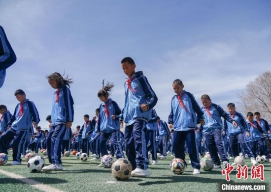 青海西寧:學生“足”享校園生活