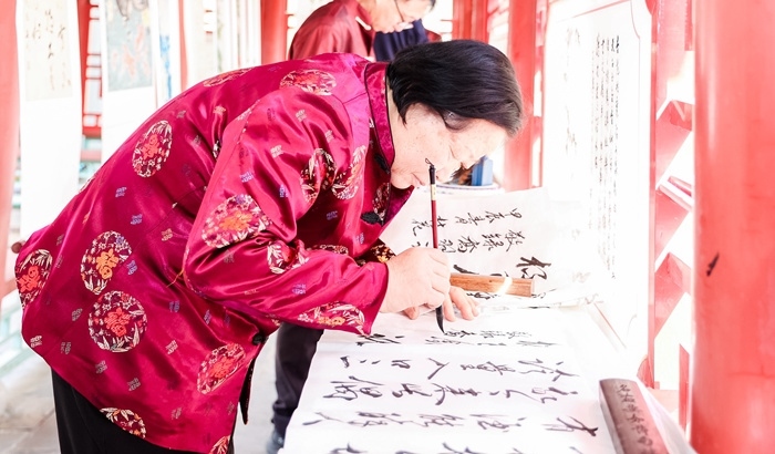 杏花節(jié)書(shū)畫(huà)展上書(shū)法家現(xiàn)場(chǎng)創(chuàng)作。受訪(fǎng)方供圖