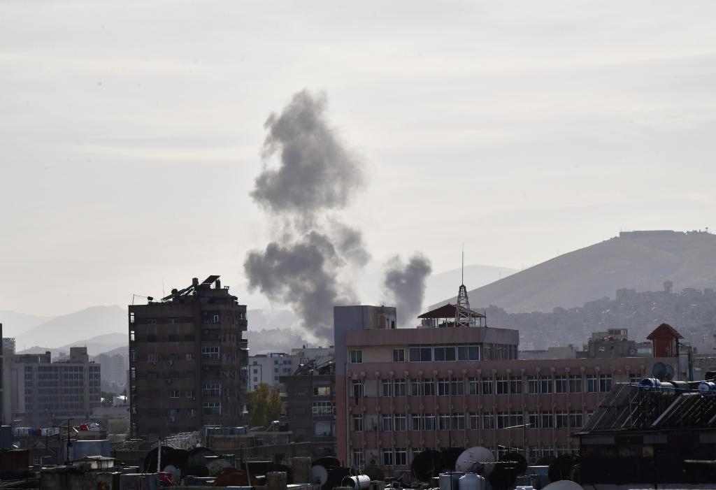 這是4月1日在敘利亞首都大馬士革拍攝的爆炸后升起的濃煙。新華社發(fā)（阿瑪爾攝）
