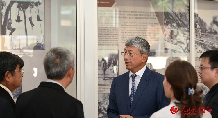 陳海大使了解中國遠(yuǎn)征軍紀(jì)念館情況。人民網(wǎng)記者 謝佳君攝
