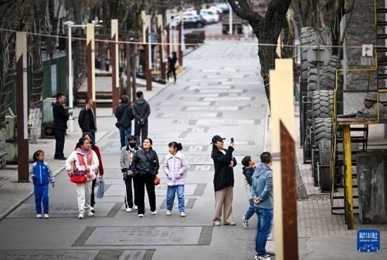4月5日，游客在寧夏石嘴山市大武口洗煤廠工業(yè)遺址公園游覽。新華社記者 馮開(kāi)華 攝