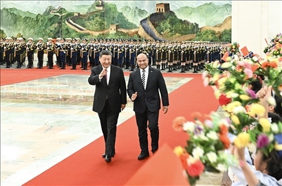 △2024年3月25日，習近平主席在北京人民大會堂同來華進行國事訪問的瑙魯總統(tǒng)阿迪昂舉行會談。這是會談前，習近平主席在人民大會堂北大廳為阿迪昂總統(tǒng)舉行歡迎儀式。