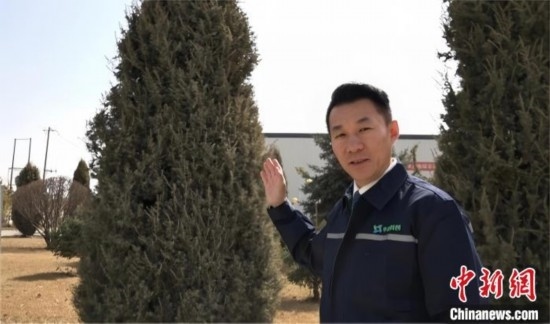 圖為王佐向記者介紹自己的新能源綠電廠區(qū)。白先森 攝