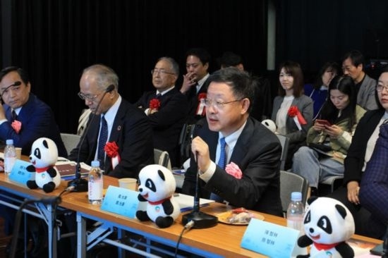 圖為四川省文化和旅游廳廳長戴允康向日本友人介紹四川旅游資源。（中國駐東京旅游辦事處供圖）