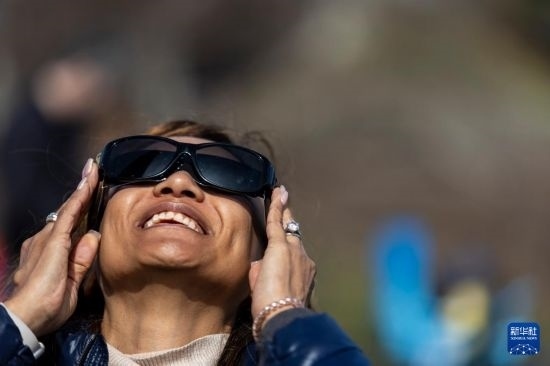 4月8日，一名女子在美國紐約州普拉茨堡觀看日食。新華社發(fā)（文森特·約翰遜攝）