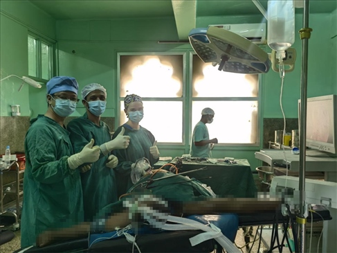 蔣國慶醫(yī)生（左）和當(dāng)?shù)蒯t(yī)生慶祝手術(shù)成功。中國援桑醫(yī)療隊(duì)供圖