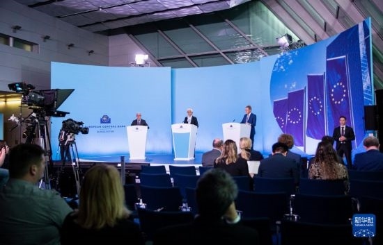 4月11日，歐洲中央銀行行長拉加德（中）在德國法蘭克福歐洲中央銀行總部出席新聞發(fā)布會。新華社記者 張帆 攝