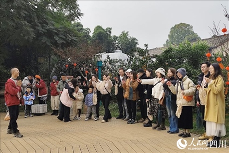 葉科（左一）給前來參與活動的“柑爸柑媽”介紹生態(tài)種植果。人民網(wǎng)記者朱虹攝