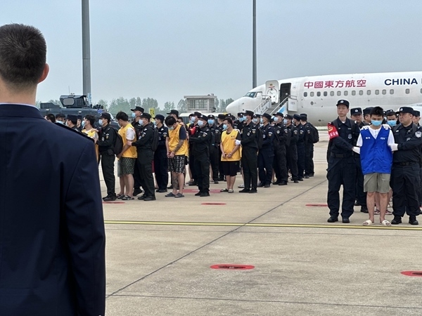 中國籍涉賭詐違法犯罪嫌疑人從柬埔寨被押解回國。人民網(wǎng)記者 郝萍攝