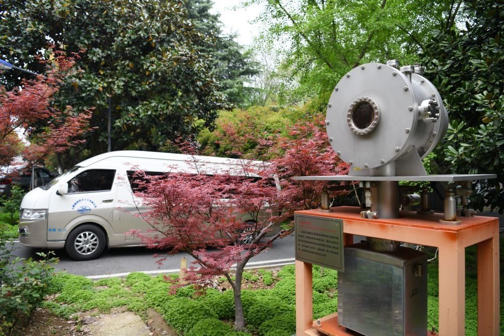 2024年4月6日，在位于安徽合肥的中國科學(xué)技術(shù)大學(xué)，自主研制的原位實(shí)驗(yàn)裝置準(zhǔn)備運(yùn)往上海光源開展實(shí)驗(yàn)。