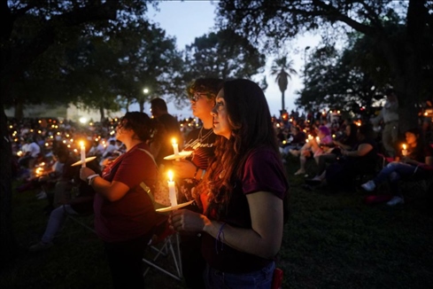 2023年5月24日，在美國得克薩斯州小城尤瓦爾迪，人們參加守夜儀式悼念校園槍擊遇害者。新華社記者吳曉凌攝
