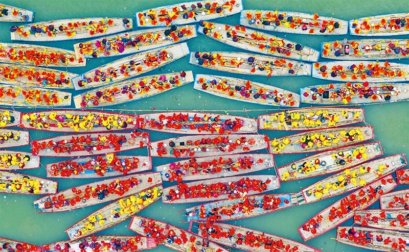 溱潼會船由南宋相沿至今，歷經(jīng)數(shù)百年傳承，被列入國家級非物質(zhì)文化遺產(chǎn)名錄。圖為2024年4月6日在江蘇省泰州市姜堰區(qū)溱湖國家濕地公園參加會船表演的船只。 新華社發(fā) 湯德宏/攝