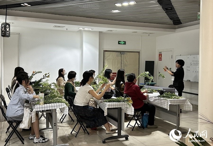 插花體驗(yàn)課。人民網(wǎng) 玄番登史江攝