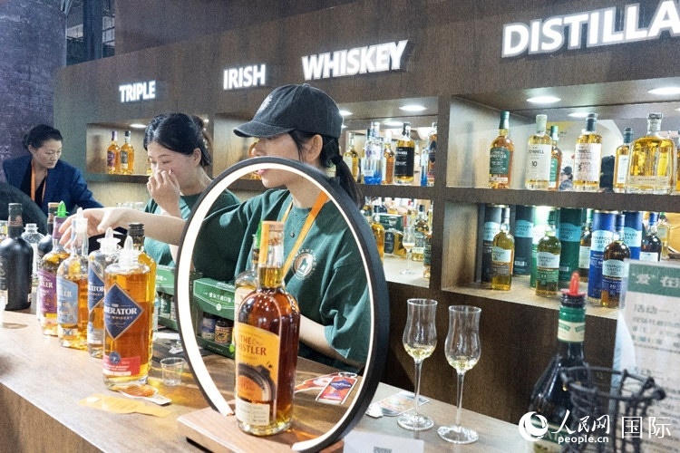 第四屆中國(guó)國(guó)際消費(fèi)品博覽會(huì)愛(ài)爾蘭國(guó)家館內(nèi)的參展商。人民網(wǎng) 常沙攝