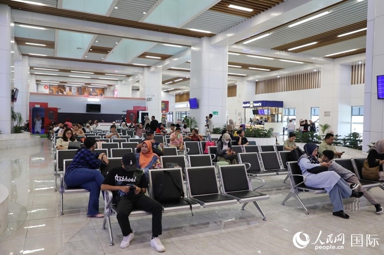 乘客在雅萬高鐵雅加達哈利姆站候車。人民網(wǎng)記者 曹師韻攝
