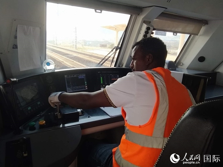 火車司機索博卡。人民網(wǎng)記者 黃培昭攝