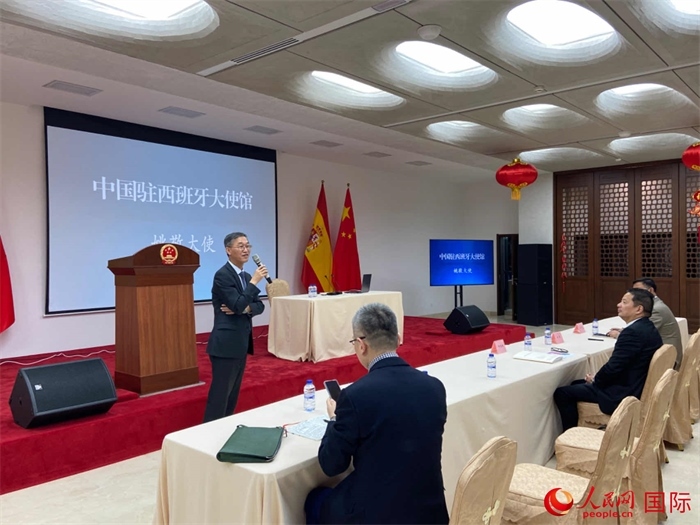 中國駐西班牙大使姚敬在僑界法治講座上致辭。人民網(wǎng)記者 范劍青攝