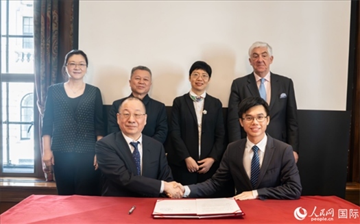 活動簽約現(xiàn)場。實習(xí)生 劉船攝