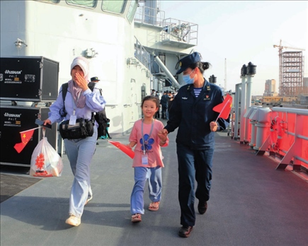 海軍軍艦赴蘇丹緊急撤離我在蘇丹人員。圖為海軍官兵帶領(lǐng)同胞登艦（2023年4月26日攝）。丁家興攝