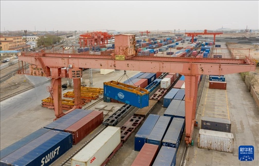 4月21日，二連浩特鐵路口岸龍門吊吊裝中歐班列集裝箱（無人機(jī)照片）。 新華社發(fā)（張海峰攝）
