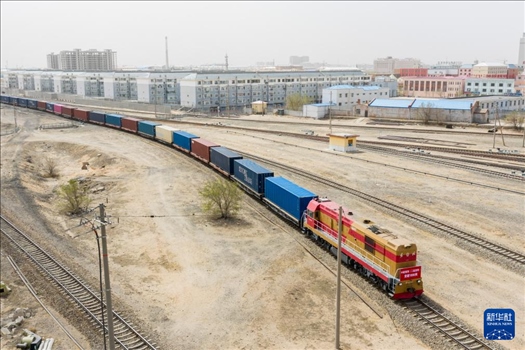 4月21日，中歐班列緩緩駛出二連浩特鐵路口岸（無人機(jī)照片）。 新華社發(fā)（張海峰攝）
